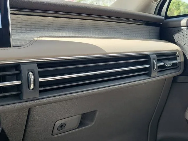 2023 Lincoln Corsair Standard photo 30