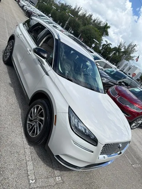 2022 Lincoln Corsair Standard photo 2