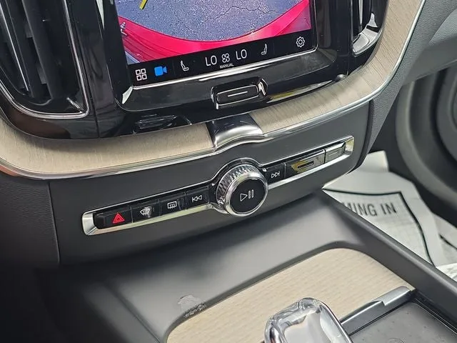 2022 Volvo XC60 B5 Inscription photo 23