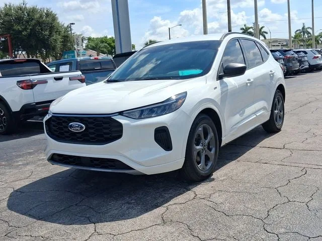 2023 Ford Escape ST-Line photo 2