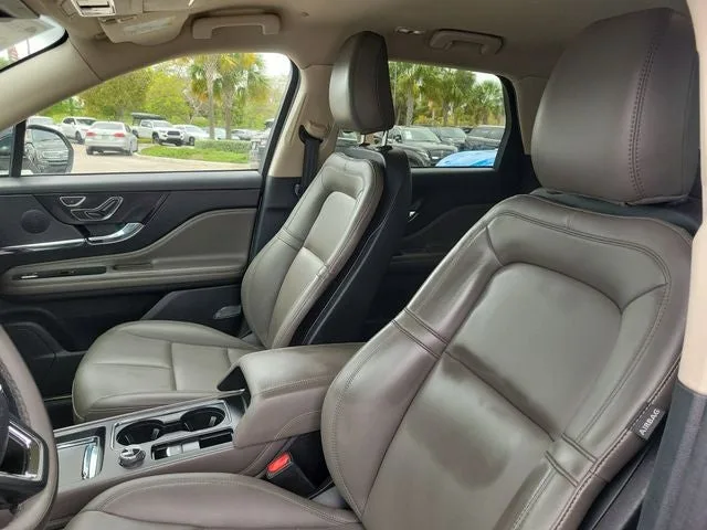 2023 Lincoln Corsair Standard photo 11