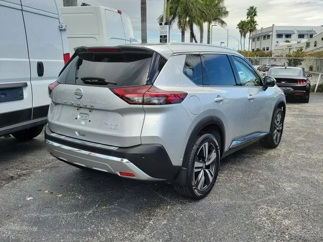 2023 Nissan Rogue Platinum photo 3