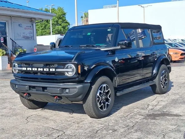 2023 Ford Bronco Outer Banks photo 2