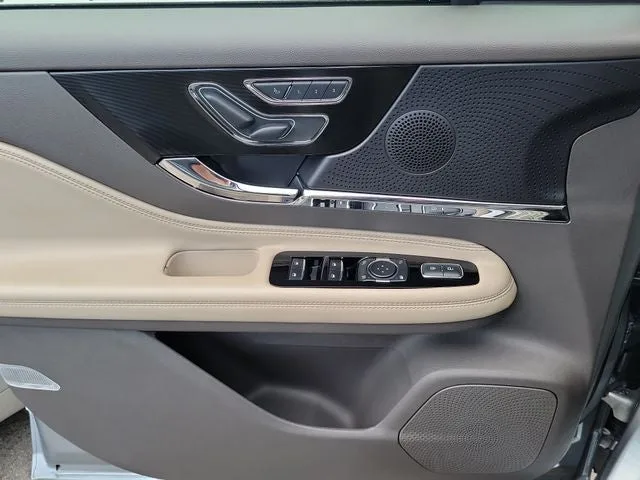 2024 Lincoln Corsair Premiere photo 15