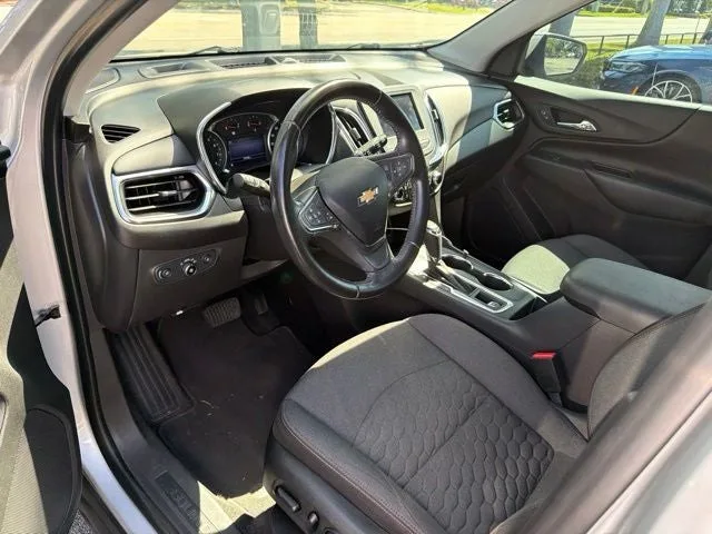 2020 Chevrolet Equinox LT photo 2