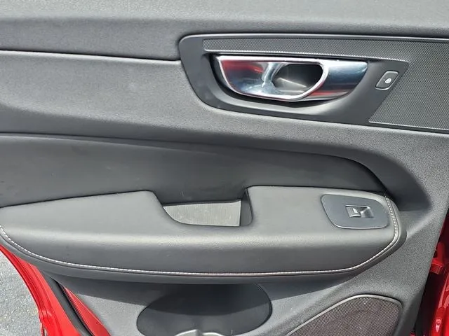 2022 Volvo XC60 B5 Inscription photo 9
