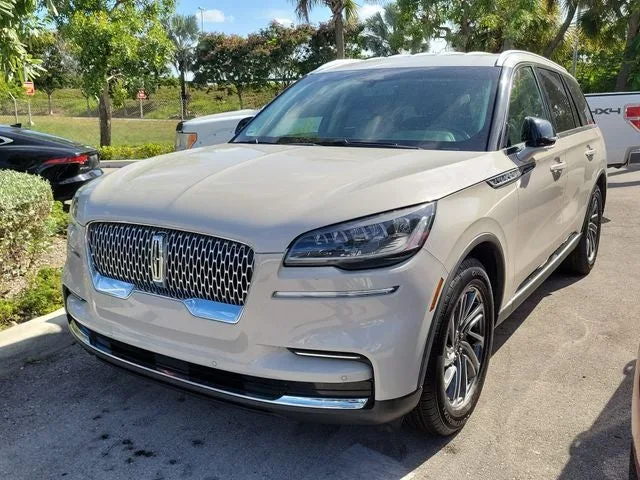 2021 Lincoln Aviator Standard photo 3
