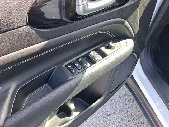 2023 Jeep Compass Latitude photo 14