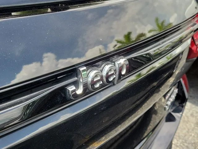 2023 Jeep Grand Cherokee Laredo photo 6