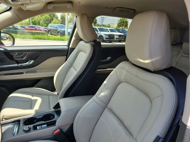 2025 Lincoln Corsair Premiere photo 10
