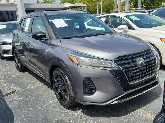2021 Nissan Kicks SR photo 2