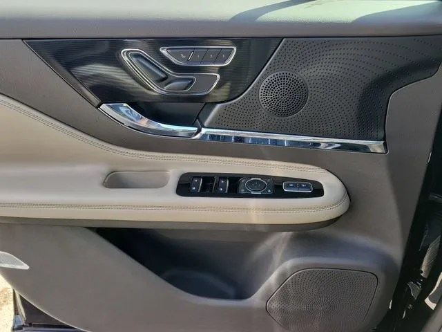 2023 Lincoln Corsair Standard photo 13