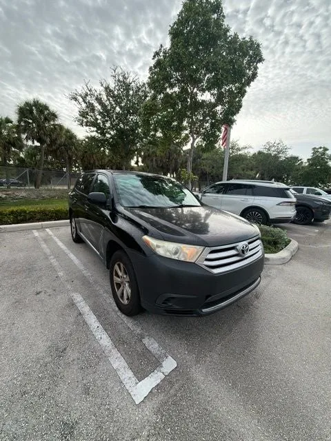 2013 Toyota Highlander Base photo 2