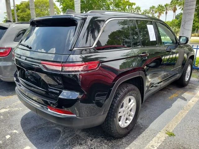 2023 Jeep Grand Cherokee Laredo photo 3