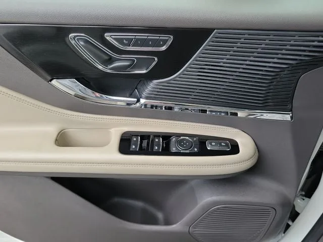 2022 Lincoln Corsair Standard photo 12