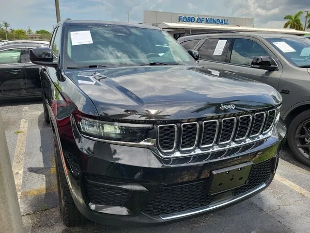 2023 Jeep Grand Cherokee Laredo photo 2