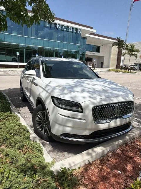 2023 Lincoln Nautilus Standard photo 2