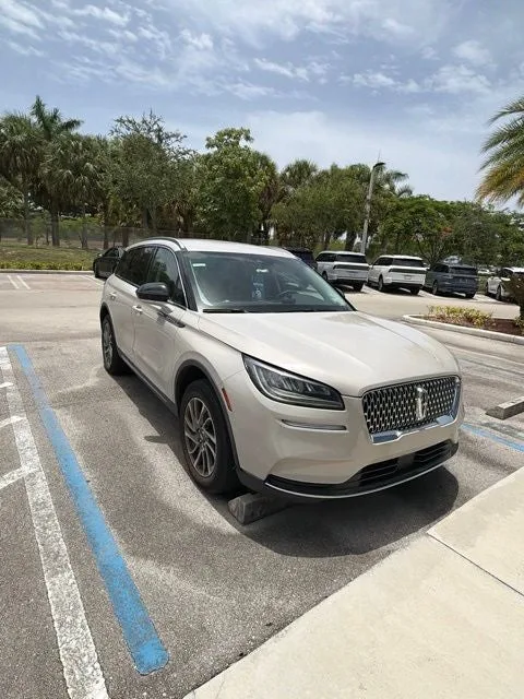 2022 Lincoln Corsair Standard photo 2