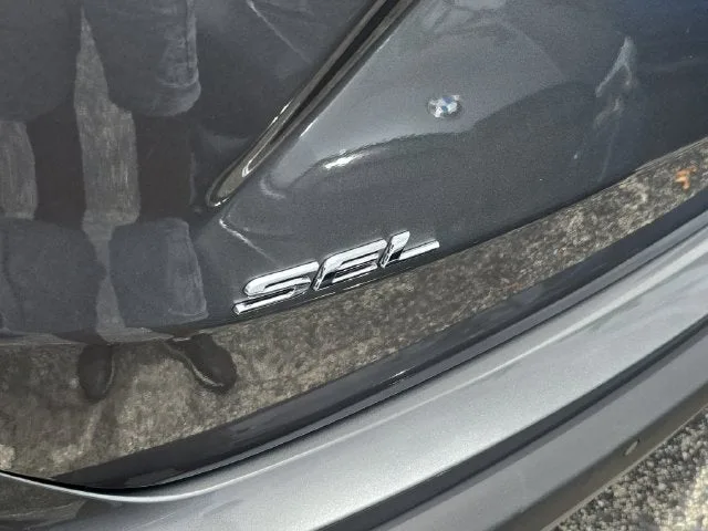 2022 Ford Edge SEL photo 5