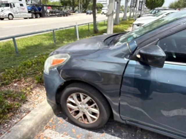 2016 Nissan Versa 1.6 SV photo 3