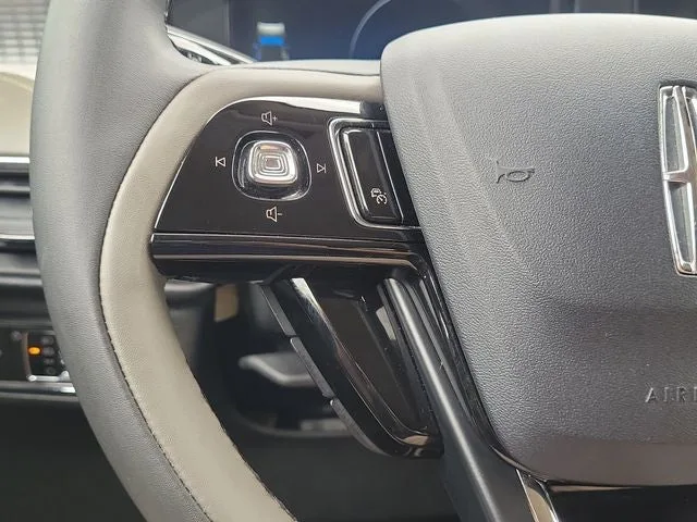 2023 Lincoln Corsair Standard photo 21