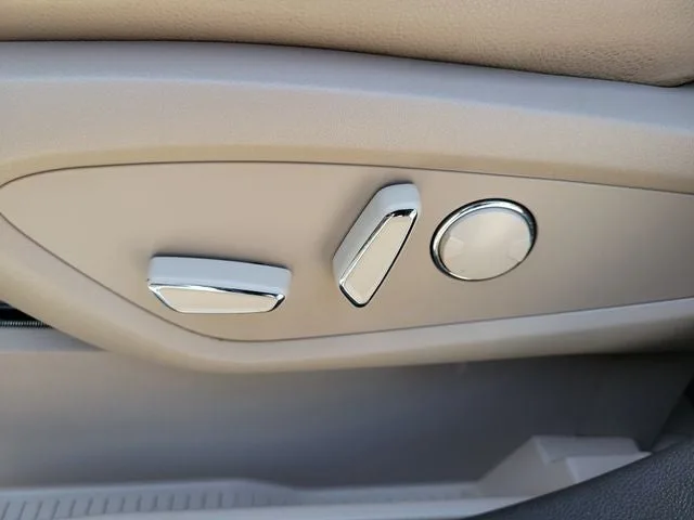2023 Lincoln Nautilus Standard photo 12