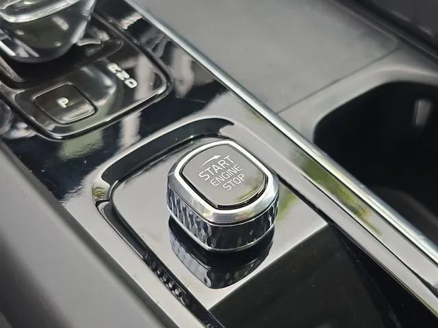 2022 Volvo XC60 B5 Inscription photo 25