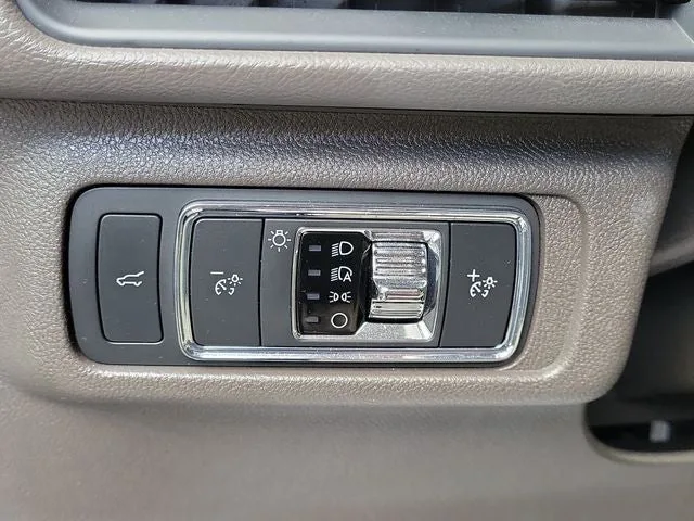 2022 Lincoln Corsair Standard photo 11