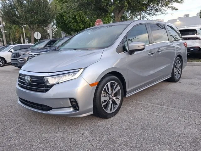 2022 Honda Odyssey Touring photo 2