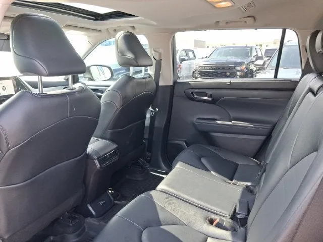 2026 Toyota Highlander XLE photo 5