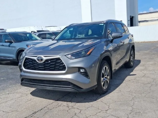 2026 Toyota Highlander XLE photo 2
