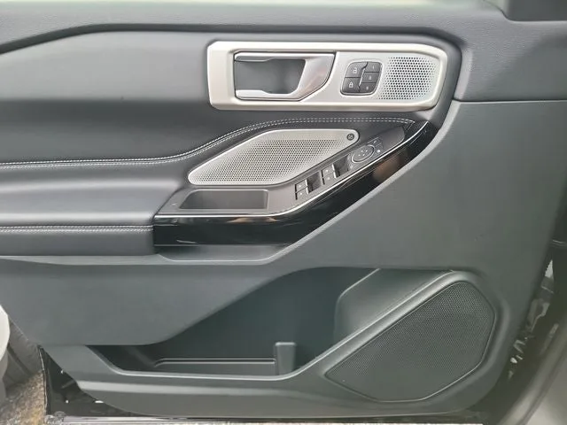2023 Ford Explorer ST photo 12