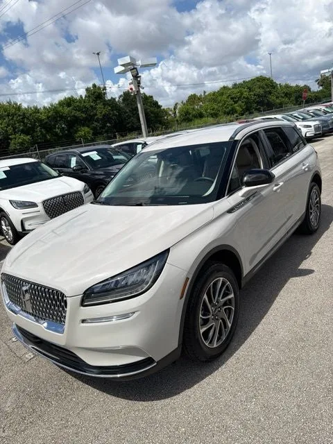 2022 Lincoln Corsair Standard photo 4