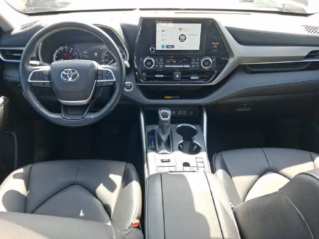 2026 Toyota Highlander XLE photo 7