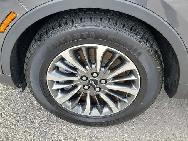2023 Lincoln Nautilus Standard photo 9