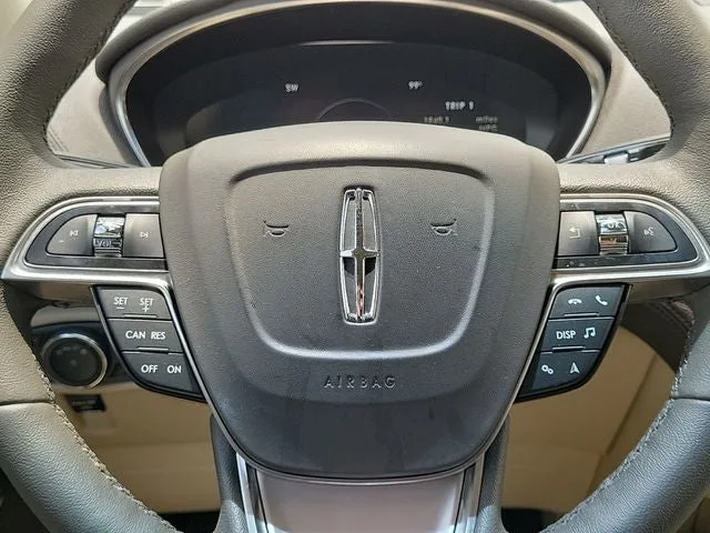2019 Lincoln Nautilus Standard photo 18
