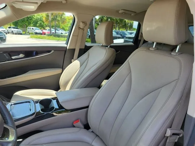 2023 Lincoln Nautilus Standard photo 10