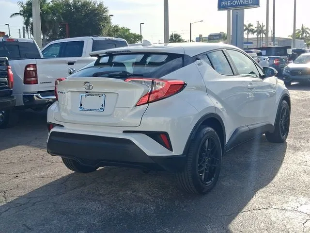 2019 Toyota C-HR LE photo 4
