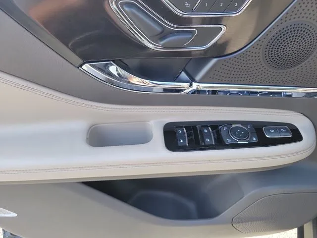 2023 Lincoln Corsair Standard photo 12
