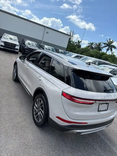 2022 Lincoln Corsair Standard photo 11