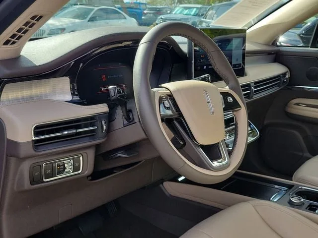 2023 Lincoln Corsair Standard photo 9