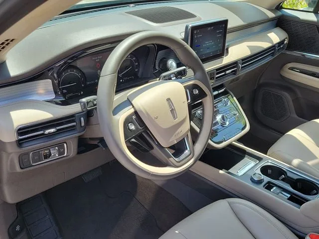 2022 Lincoln Corsair Standard photo 10