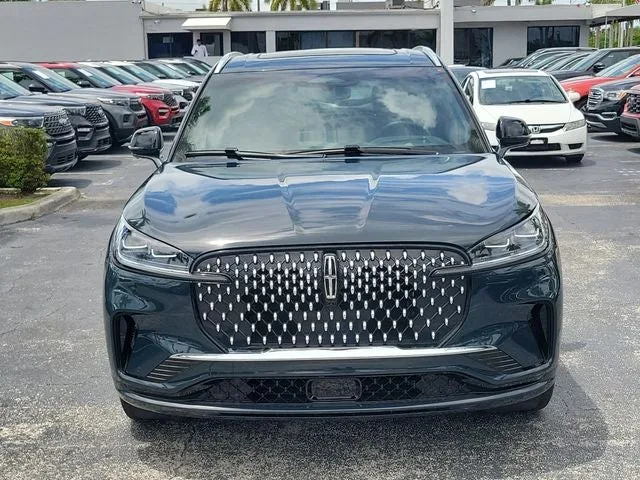2025 Lincoln Aviator Black Label Premium photo 2