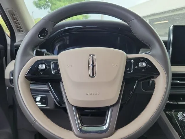 2022 Lincoln Corsair Standard photo 17