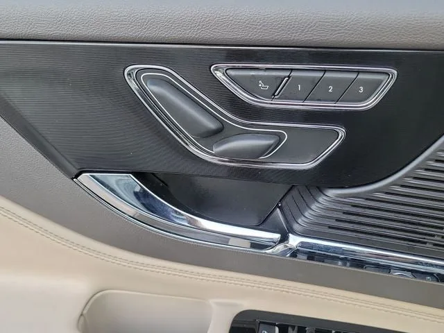 2022 Lincoln Corsair Standard photo 17
