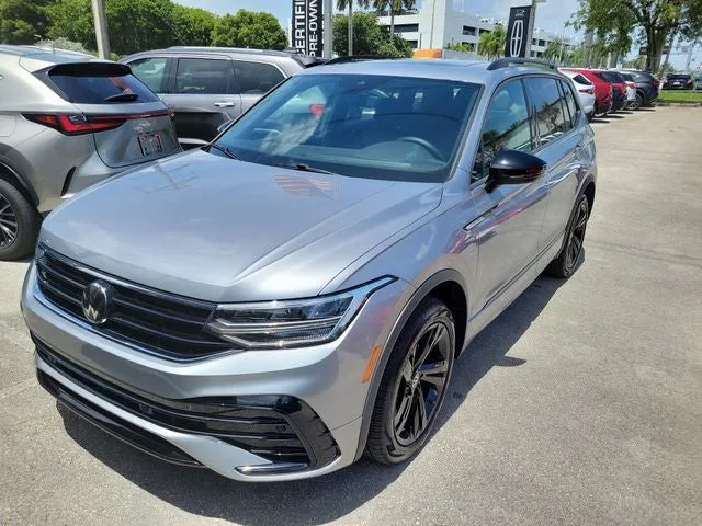 2024 Volkswagen Tiguan 2.0T SE R-Line Black photo 2