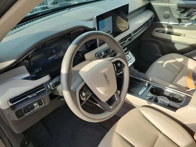 2023 Lincoln Corsair Standard photo 14