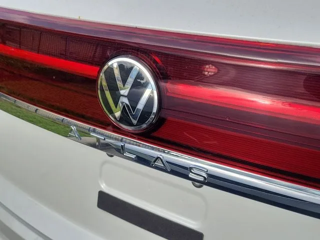 2024 Volkswagen Atlas Cross Sport 2.0T SEL Premium R-Line photo 6
