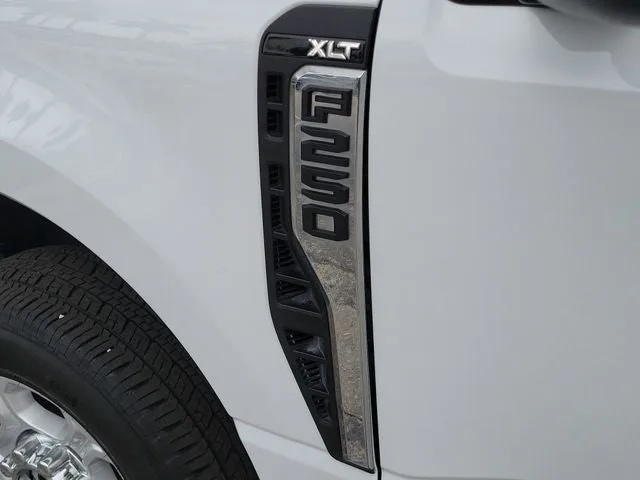 2026 Ford F-250SD XLT photo 9
