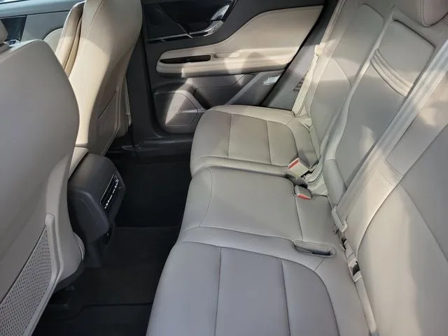 2023 Lincoln Corsair Standard photo 9
